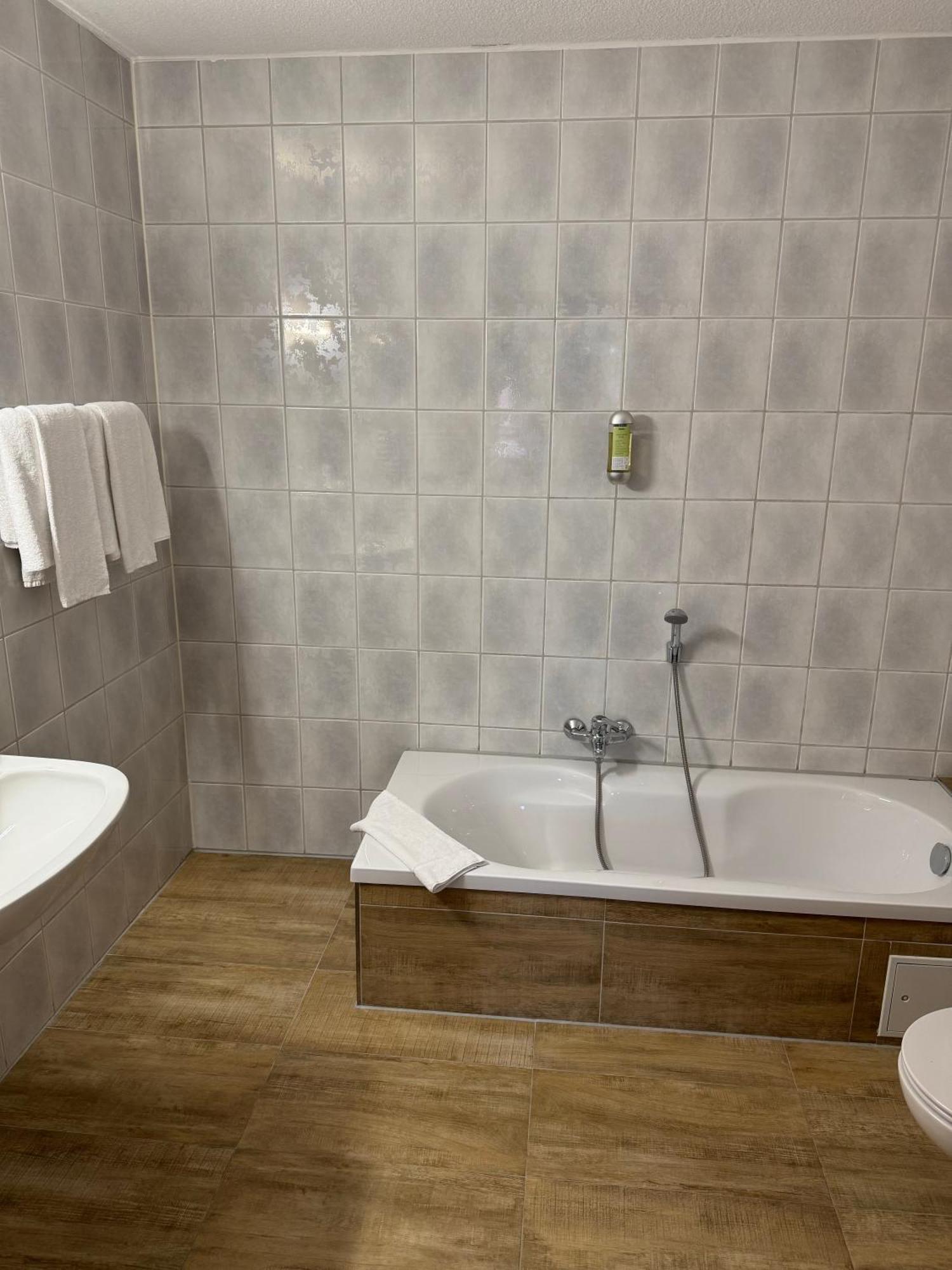 Dua Hotel Wennigsen Eksteriør bilde